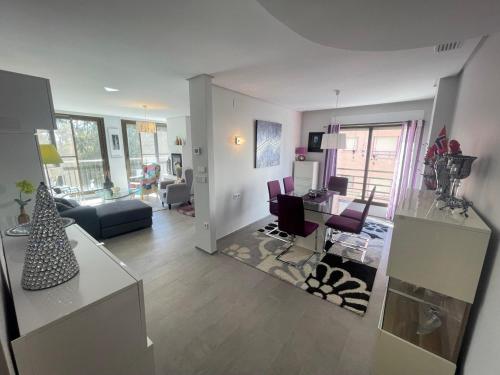 un salon avec un canapé et une table dans l'établissement Stylish apartment in Guardamar, à Guardamar del Segura