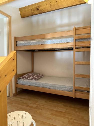 une chambre avec deux lits superposés dans l'établissement HOLIDAYLAND VILLA 439 T2 MEZZANINE 6 couchages climatisé NARBONNE PLAGE, à Narbonne-Plage