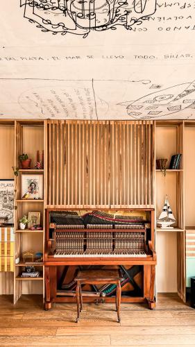 a wooden bench in a room with a wall at Casa Daupi in Mar del Plata