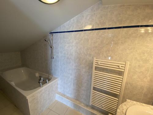 une salle de bain avec une baignoire et un lavabo dans l'établissement Appartement entre mer et pins - PARKING, à Les Sables-dʼOlonne