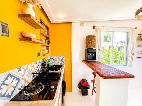 Η κουζίνα ή μικρή κουζίνα στο Cosy Villa & Apartments - Siargao