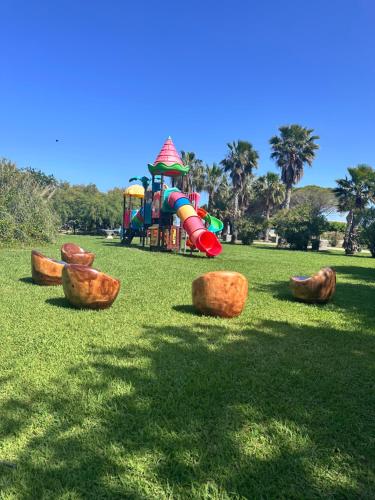 un parc avec une aire de jeux avec un toboggan dans l'établissement Village Vacances La Vallicella, à Poggio-Mezzana