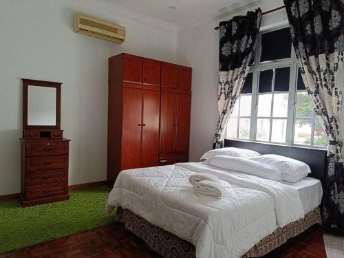 Postel nebo postele na pokoji v ubytování Omar Little Palace - 4 Bedroom Homestay Seremban