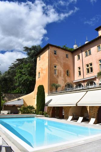 una grande piscina di fronte a un edificio di Villa Florentine a Lione