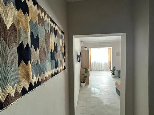 einen Flur mit einem Gemälde an der Wand in der Unterkunft TreA Accomodations - Suite port in Vlorë
