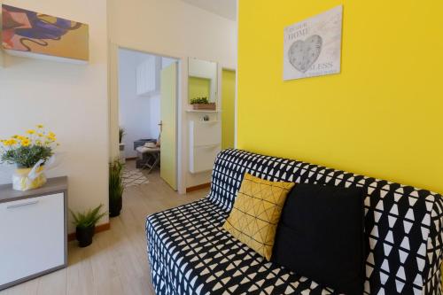 a living room with a black and white couch at La Perla del Sole - Sunset on the beach in Lido di Pomposa