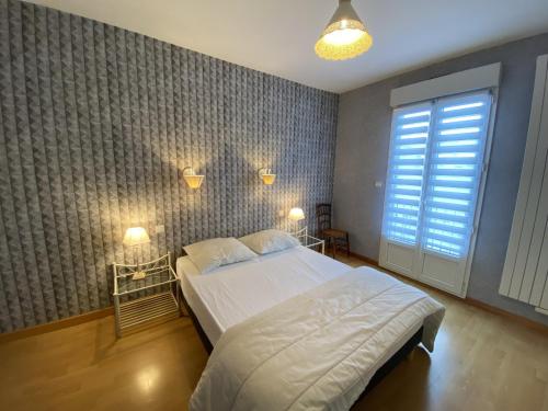 une chambre avec un grand lit et une fenêtre dans l'établissement Belle maison proche centre - WIFI, à Les Sables-dʼOlonne