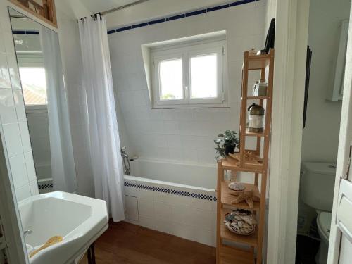 une salle de bain avec une baignoire blanche et un lavabo dans l'établissement La Favorite - app plage à Mers, à Mers-les-Bains