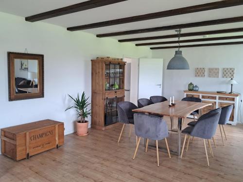 ein Esszimmer mit einem Holztisch und Stühlen in der Unterkunft Haus Eufalia in Blankenheim