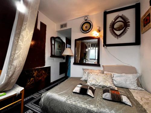 a bedroom with a bed and a mirror on the wall at Ashkelon-apart-hotel-boho style-standard deluxe in Ashkelon
