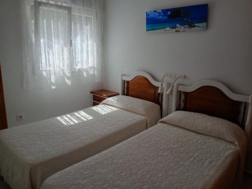 チクラナ・デ・ラ・フロンテーラにあるVilla Esperanzaのベッドルーム1室(隣り合わせのベッド2台付)