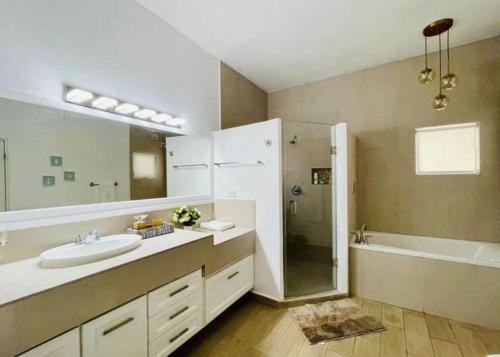 Ένα μπάνιο στο Casa con alberca privada climatizada, Pasos-Playa