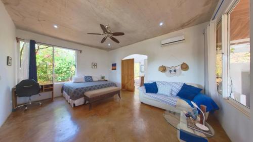 Ένα ή περισσότερα κρεβάτια σε δωμάτιο στο Marbella Retreats Casa Azul