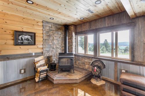 Χώρος καθιστικού στο Peaceful Wyoming Cabin with Spacious Deck and Wet Bar!