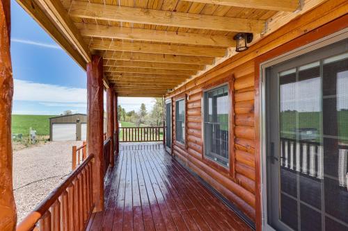 Μπαλκόνι ή βεράντα στο Peaceful Wyoming Cabin with Spacious Deck and Wet Bar!