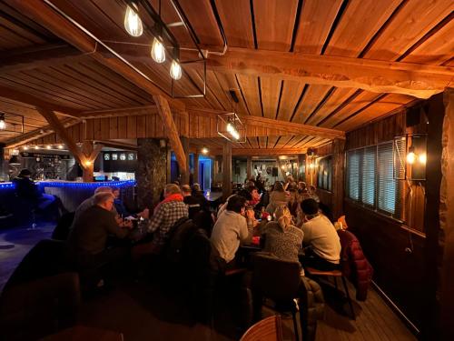 Explore Bugøynes في Bugøynes: مجموعة من الناس يجلسون على الطاولات في المطعم