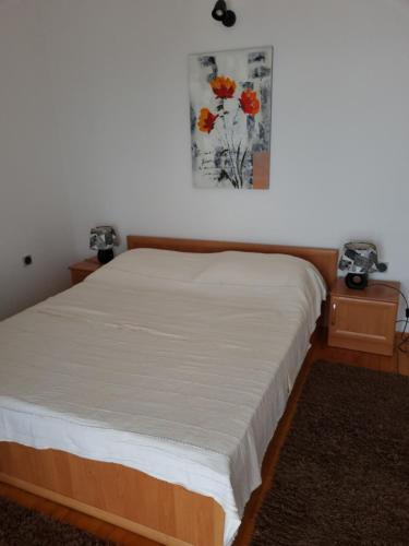 - une chambre avec un lit dans une chambre avec deux tables dans l'établissement Villa Oliva, à Makarska