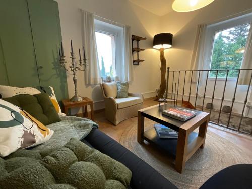 un salon avec un canapé et une table basse dans l'établissement La Belle Brise des Oliviers, à Saint-Ambroix