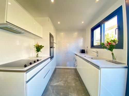 Η κουζίνα ή μικρή κουζίνα στο Luxury "Les Toits du Soleil" - Magnifique appartement avec terrasses et jacuzzi - Centre de cannes - By SCLS Locations