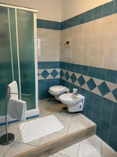 a bathroom with a toilet and a shower and a sink at Appartamento Don Guido in Castellabate