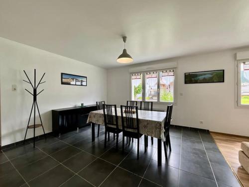 une salle à manger avec une table et des chaises dans l'établissement L'Appart du Lac de Gérardmer - Beau & spacieux, à Gérardmer