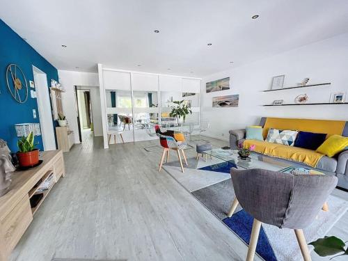 un salon avec un canapé et une table dans l'établissement 3367-Villa 8 couchages à 1500m de la plage, à Argelès-sur-Mer