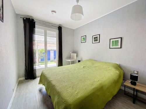 une chambre avec un lit vert et une fenêtre dans l'établissement 3367-Villa 8 couchages à 1500m de la plage, à Argelès-sur-Mer