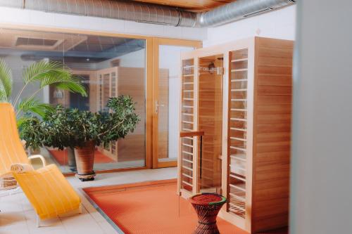um quarto com um armário de madeira e uma planta em Lindenhaus em Zwiesel