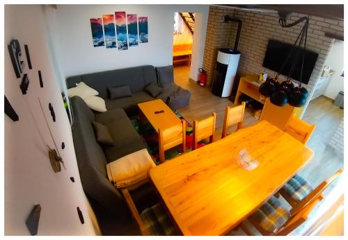 an overhead view of a living room with a table and a couch at Hiška na samem in Mišji Dol