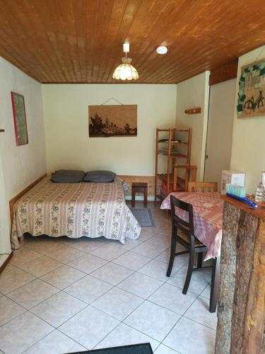une chambre avec deux lits et une table dans l'établissement studio ensoleillé avec jardin pour 2 à Monêtier, au Monêtier-les-Bains