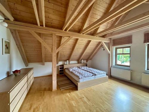 Großes Zimmer mit einem Bett und einer Holzdecke. in der Unterkunft Apartmán Lazec in Český Krumlov