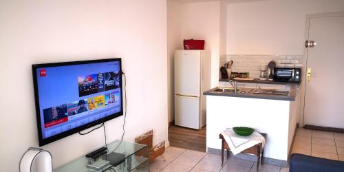 Il comprend une cuisine équipée d'une télévision murale à écran plat. dans l'établissement Le California, à Cagnes-sur-Mer