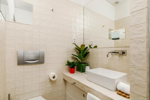 Ένα μπάνιο στο Haus Abel - pool, parking and garden in the heart of Lisbon