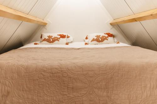 Postel nebo postele na pokoji v ubytování Tiny house met heerlijke hottub & buitenkeuken