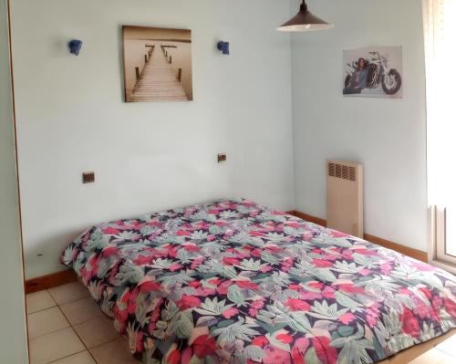 アグドにあるVilla de 3 chambres avec piscine privee et jardin clos a Agde a 2 km de la plageのベッドルーム1室