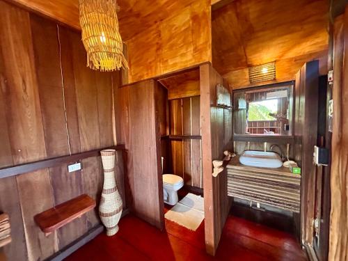 a small bathroom with a toilet and a sink at Pousada Maresia in Atins