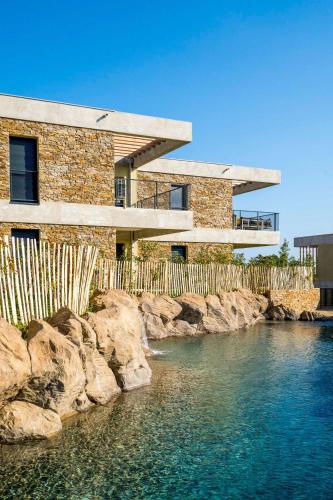 Photo de la galerie de l'établissement SELECT'soHOME - Appartement pour 4 personnes dans une résidence d'exception avec piscine et parking privé à Bormes-les-mimosas ! - CAPNAT-C02, à Bormes-les-Mimosas