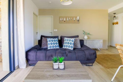 Photo de la galerie de l'établissement SELECT'soHOME - Appartement pour 4 personnes dans une résidence d'exception avec piscine et parking privé à Bormes-les-mimosas ! - CAPNAT-C02, à Bormes-les-Mimosas