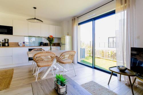 Photo de la galerie de l'établissement SELECT'soHOME - Appartement pour 4 personnes dans une résidence d'exception avec piscine et parking privé à Bormes-les-mimosas ! - CAPNAT-C02, à Bormes-les-Mimosas