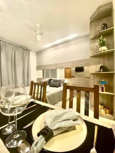 Una mesa de comedor con una copa de vino y una habitación. en Studio Luxury Copa - beira mar, en Río de Janeiro