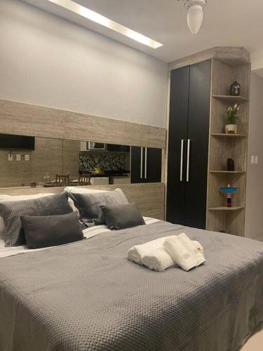 Un dormitorio con una cama grande con dos almohadas encima. en Studio Luxury Copa - beira mar, en Río de Janeiro