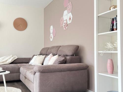 a living room with a brown couch and a shelf at Zauberhafte Ferienwohnung mit Wellness-Bad in Bad Harzburg