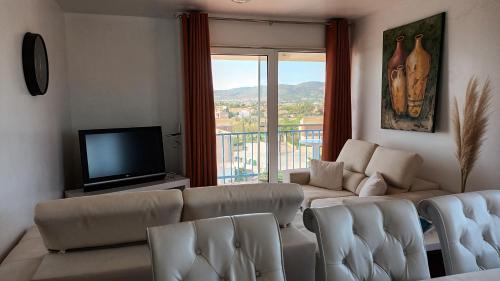 a living room with a couch and a television at Torremar in Benicarló