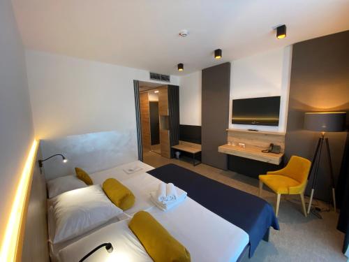 Habitación de hotel con cama y escritorio en Hotel Leonardo en Slovenska Bistrica