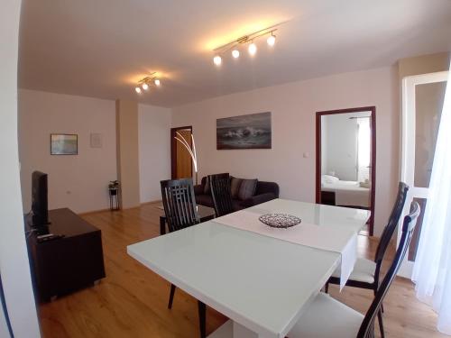 sala de estar con mesa blanca y sillas en Apartments Angie, en Zadar