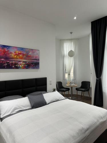 a bedroom with a bed and a painting on the wall at Hotel zum Rittersprung in Altenahr