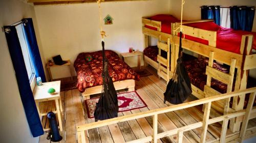 een slaapkamer met 2 stapelbedden bij Casa De Campo in Acaxochitlán