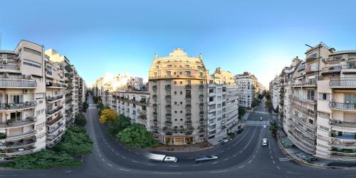 una imagen de una calle con edificios altos en Hotel Intersur Recoleta en Buenos Aires