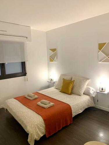 une chambre avec un lit avec deux serviettes dessus dans l'établissement Spacieux duplex parisien rénové, proche Tour Eiffel, à Paris