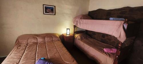 sypialnia z 2 łóżkami piętrowymi w pokoju w obiekcie Postales del Tiempo w mieście Tilcara
